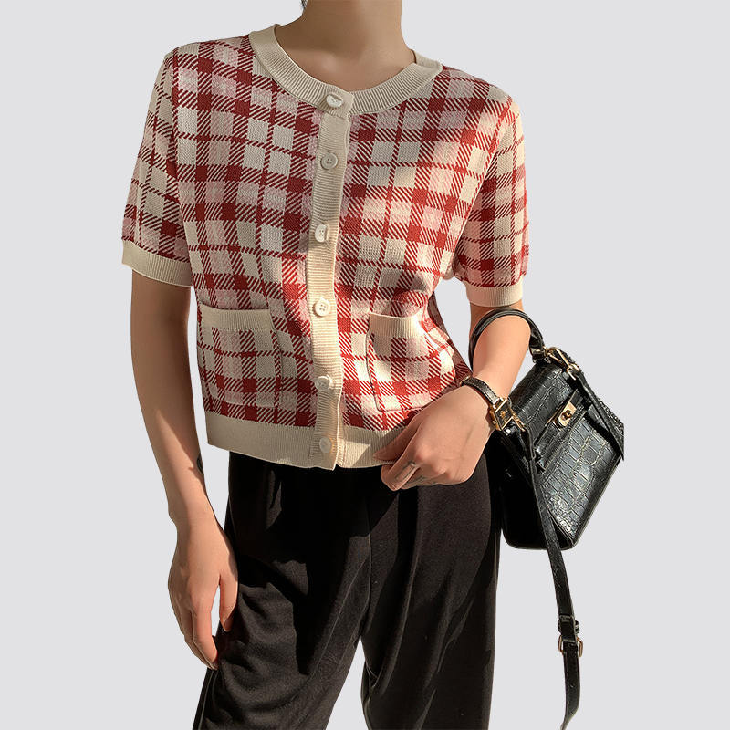 How Can a Women's Short Sleeve Red and White Plaid Knitted Cardigan Be Both Comfortable and Fashionable?